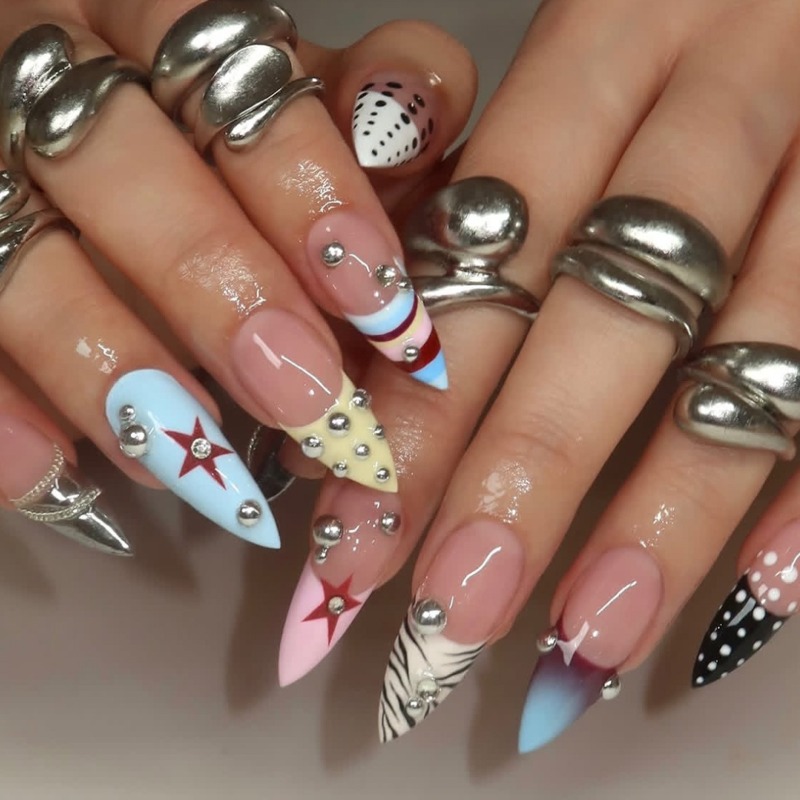 Nail Art Zebra - เล็บปลอมแบบกดติด 24 ชิ้น ทรงสติลเลตโต้ยาว ลายจุดสีดำ ลายทางสีแดงน้ำเงิน