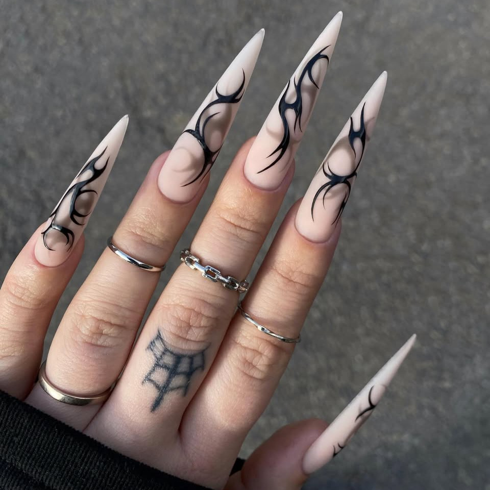 Nail Art Aesthetic - เล็บปลอมปลายแหลมแบบพังก์เท่ๆ 24 ชิ้น ลายหนามดำ ปุ่มสีขาว ดีไซน์แบบยุโรป