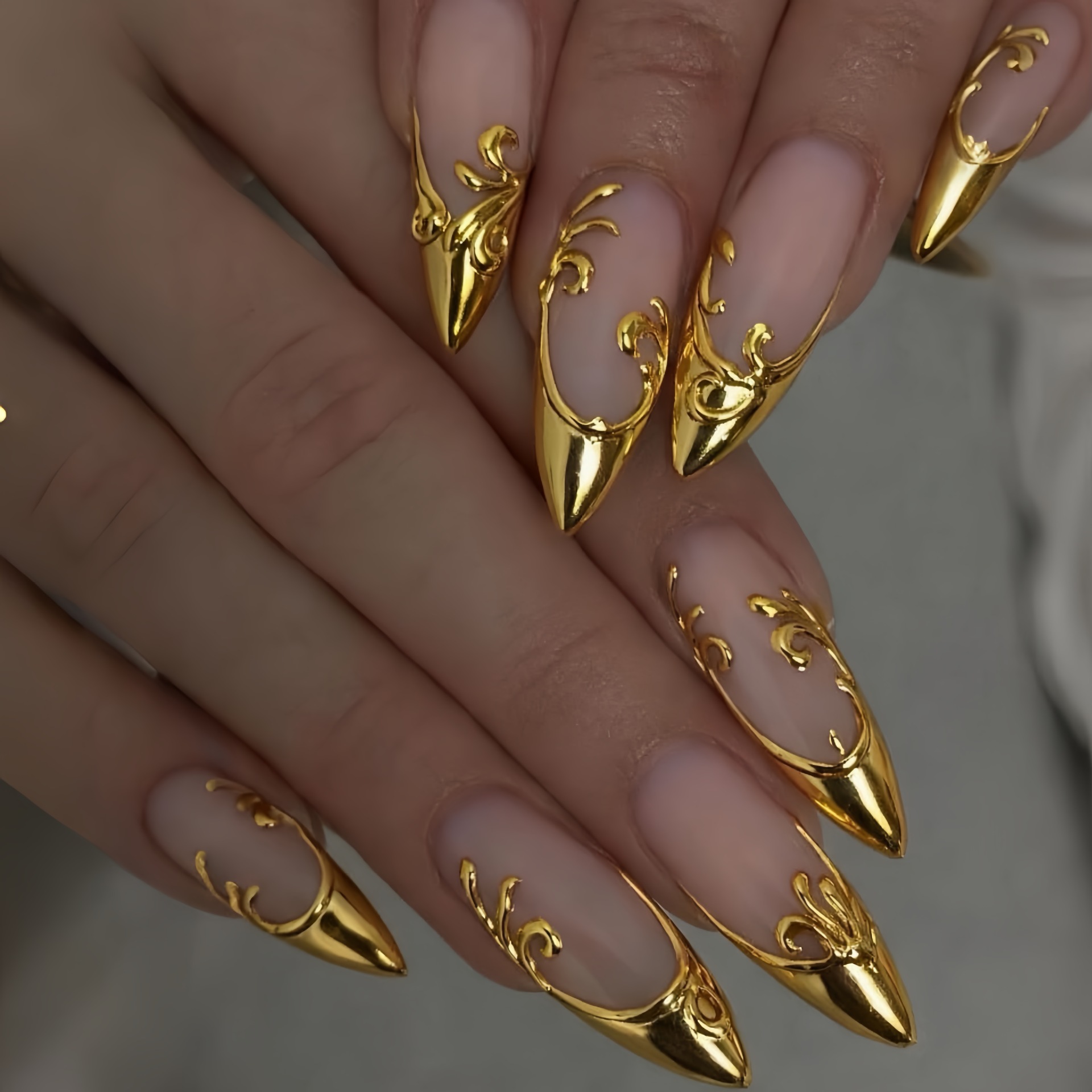 Nail Art Aesthetic - เล็บปลอม 3 มิติสำหรับผู้หญิงและเด็กผู้หญิง ลายดอกไม้สีทอง ดีไซน์สีนู้ดทรงอัลมอนด์ ชุดเล็บปลอมแบบเต็มเล็บที่สามารถใช้ซ้ำได้