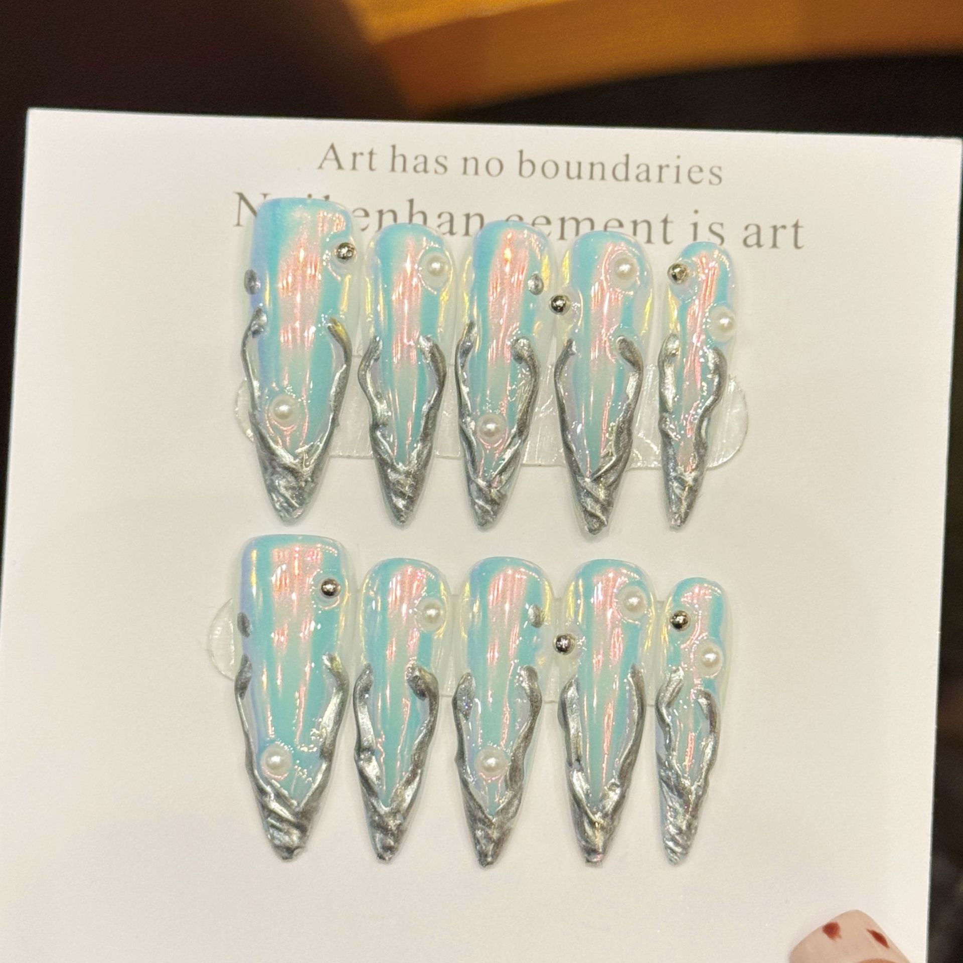 Nail Art Aesthetic - เล็บปลอมทรงสติลเลตโต้สีเงินออโรร่า 10 ชิ้น ดีไซน์ขอบโลหะ สไตล์พังก์ ทำมือ