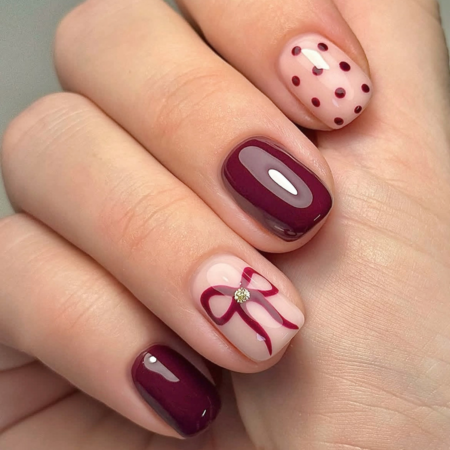 Nail Art Aesthetic - เล็บปลอมสั้นทรงเหลี่ยมแบบกดติด ลายจุดสีแดงไวน์เงา ประดับโบว์กลิตเตอร์ 24 ชิ้น สำหรับผู้หญิง
